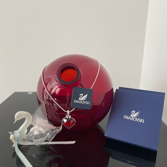 VINTAGE OCEANIC RED HEART NECKLACE BY SWAROVSKI - Picture 3 of 7